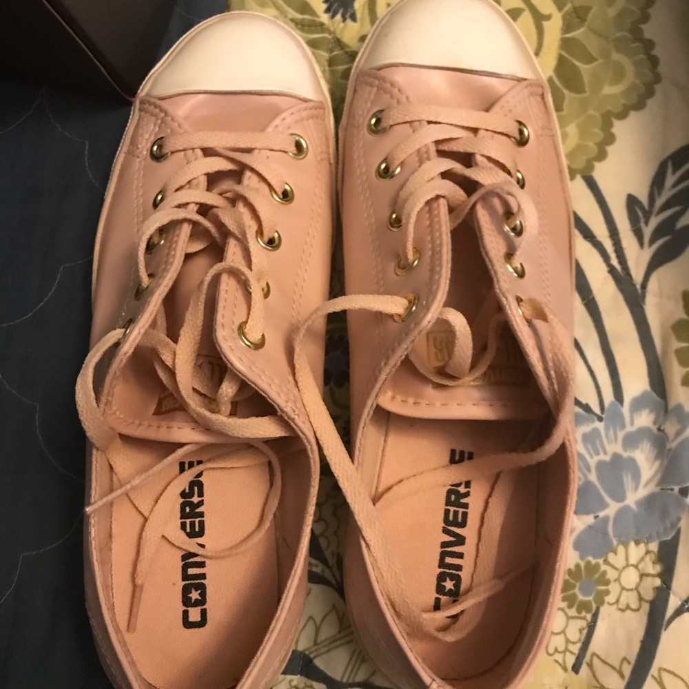 Leather Converse “Chucks” in dusty pink